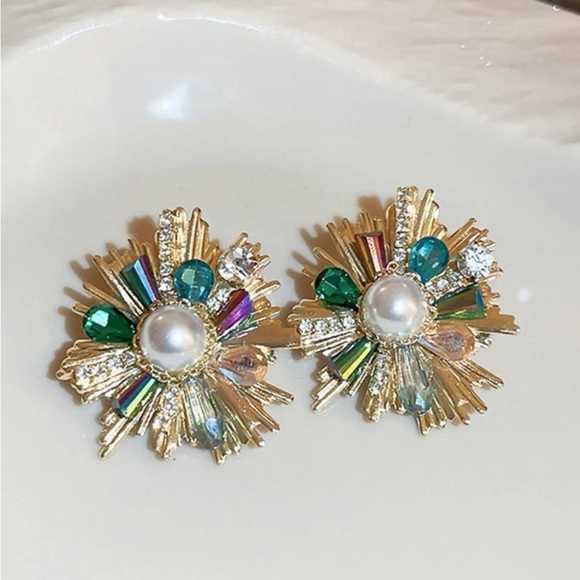 Pearl statement  earrings - retro looking  pearl earrings  - gold pearl earrings - Picture 2 of 3